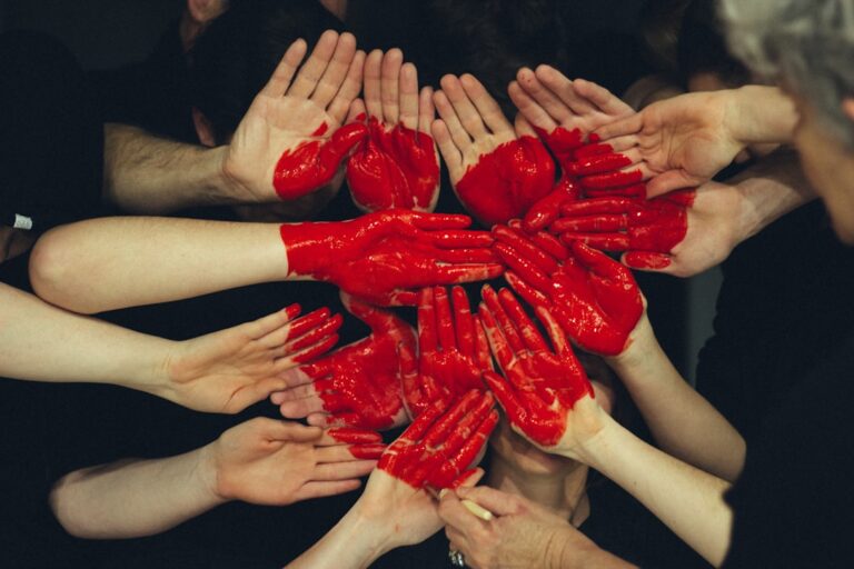 découvrez l'importance de la solidarité, un lien essentiel qui unit les individus pour soutenir et aider mutuellement dans toutes les situations.