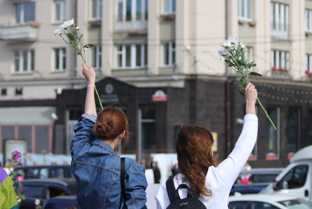 découvrez l'importance de la solidarité, un lien essentiel qui unit les individus pour relever ensemble les défis et soutenir les communautés.