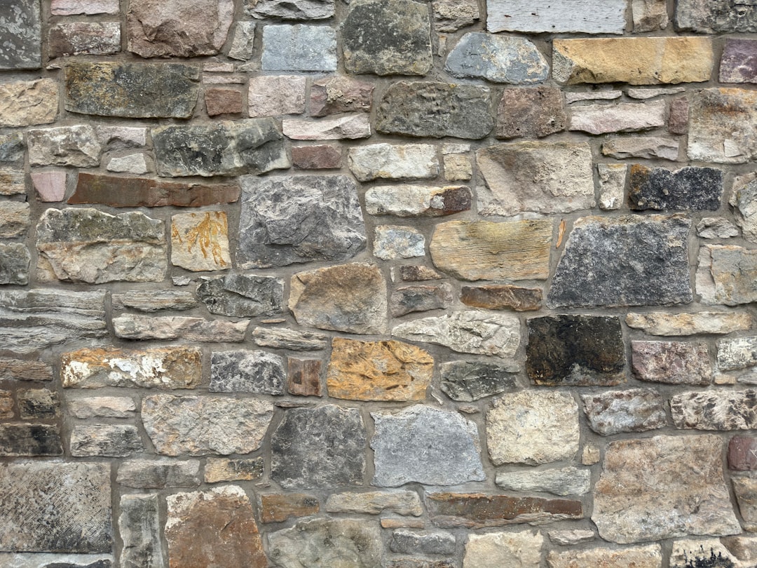 effondrement d'un mur en pierre : causes, risques et solutions pour prévenir les dégâts.