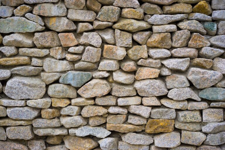 effondrement d'un mur en pierre : causes, conséquences et solutions pour prévenir les dégâts.