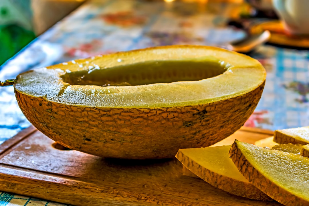 découvrez la douceur estivale avec notre melon d'été, un fruit juteux et sucré parfait pour rafraîchir vos journées ensoleillées.