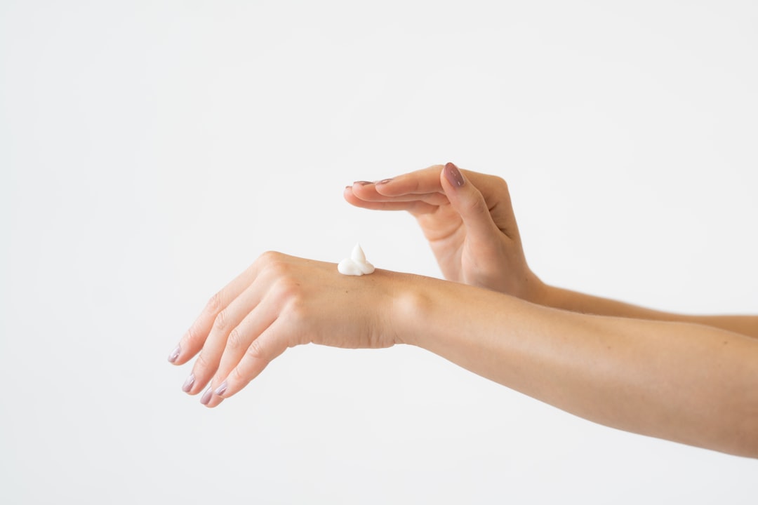 découvrez notre sélection de crèmes solaires efficaces pour protéger votre peau des rayons uv tout en restant légère et agréable à porter.