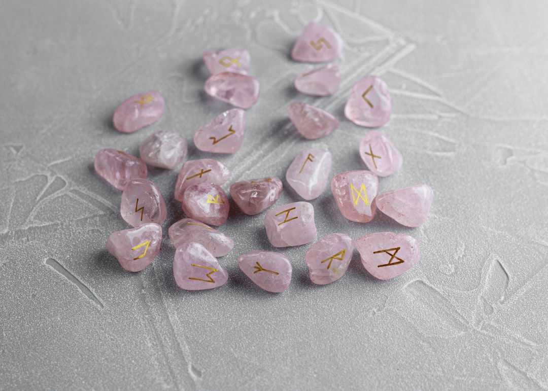 découvrez le monde fascinant du symbolisme, explorez les significations cachées derrière les symboles et leur impact sur l'art, la littérature et la culture. plongez dans une analyse approfondie qui vous permettra de mieux comprendre comment ces représentations enrichissent notre perception du monde.