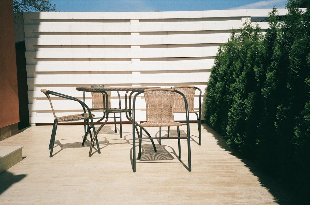 table de jardin en verre trempé : élégance, résistance et durabilité pour votre espace extérieur.
