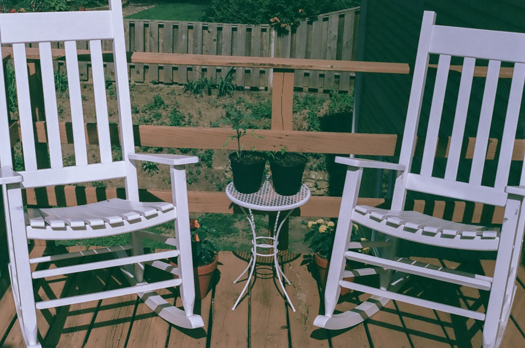 découvrez nos vérandas élégantes et fonctionnelles, adaptées à tous les styles de maison pour profiter de votre espace lumineux en toute saison.