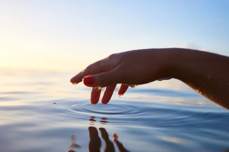 découvrez nos solutions innovantes pour économiser l'eau et préserver cette ressource précieuse tout en réduisant vos factures.