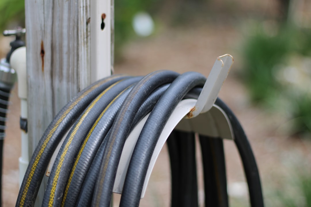 tuyau d'arrosage durable et flexible, idéal pour un arrosage facile et efficace de votre jardin ou de vos plantes.