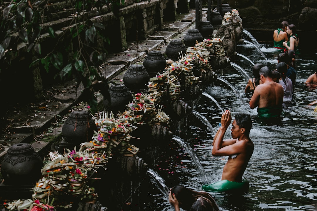 découvrez le rituel d'arrosage parfait pour garder vos plantes en pleine santé et épanouies toute l'année.