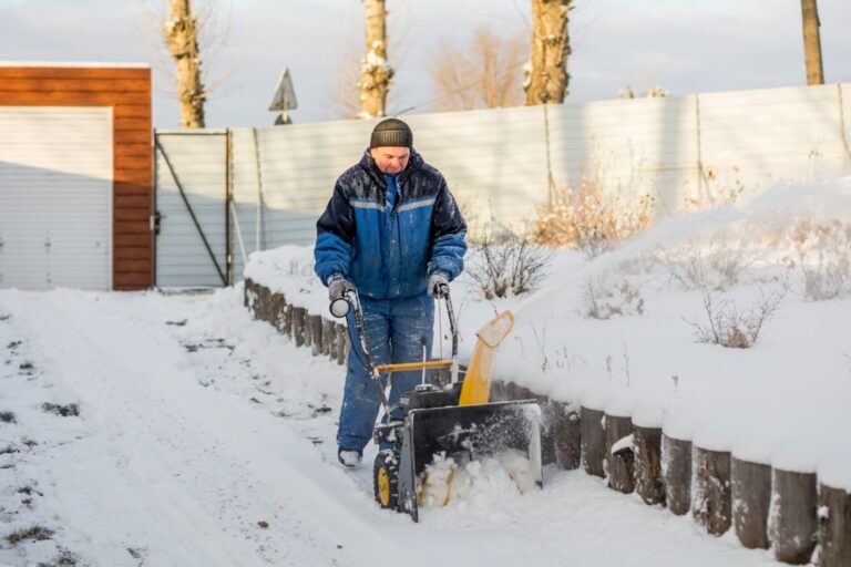 découvrez les tâches essentielles de jardinage en hiver pour protéger vos plantes, préparer le sol et assurer un beau jardin au printemps.