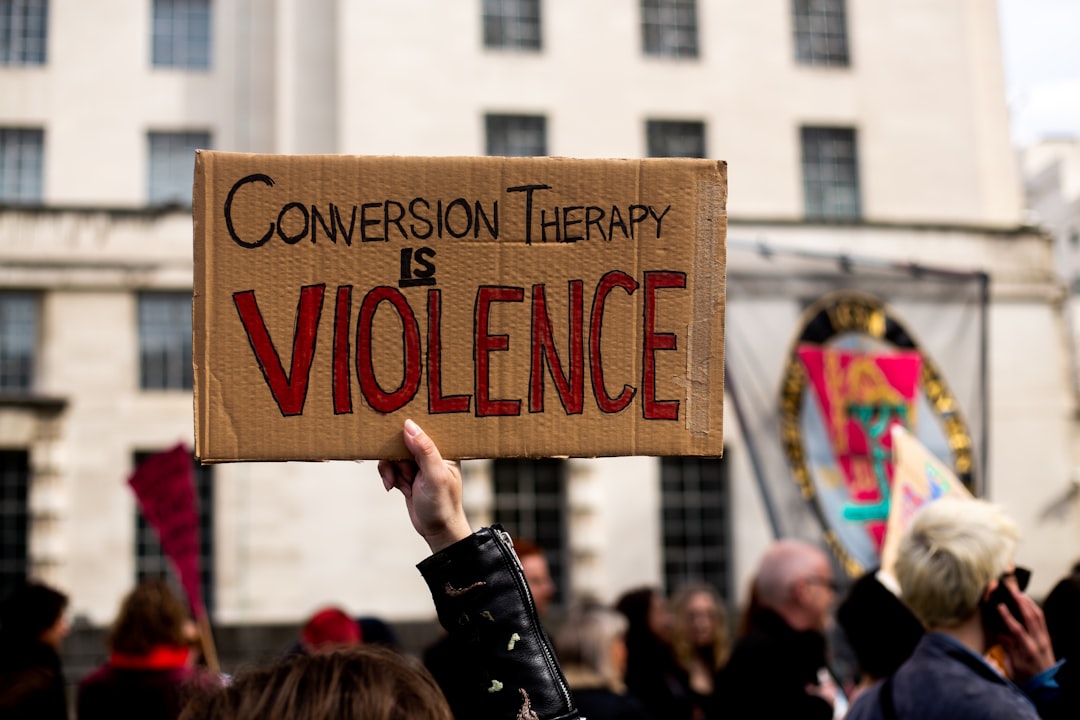 découvrez les causes, les impacts et les solutions face à la violence xénophobe. sensibilisation et actions pour promouvoir la tolérance et le respect entre les communautés.
