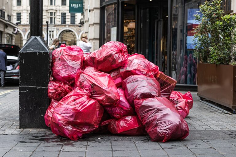 sacs poubelle xxl résistants et extra grands, parfaits pour gérer facilement vos déchets volumineux. qualité supérieure pour un usage domestique ou professionnel.
