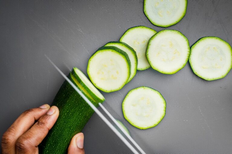 découvrez les meilleures méthodes pour conserver les courgettes plus longtemps, que ce soit par congélation, mise en conserve ou séchage, afin de profiter pleinement de leur fraîcheur toute l'année.